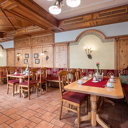 Hotel Bayrischer Loewe Osterhofen Buitenkant foto