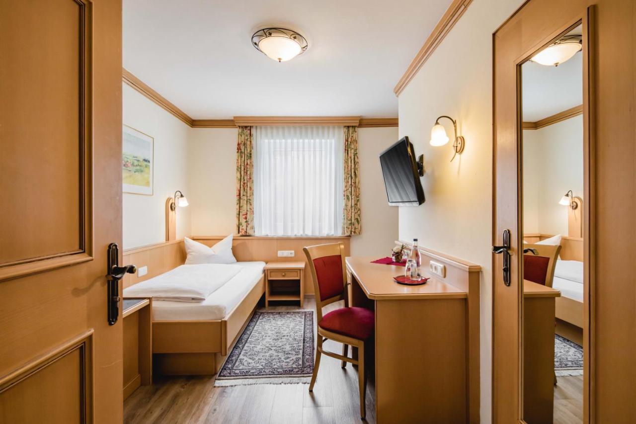 Hotel Bayrischer Loewe Osterhofen Buitenkant foto