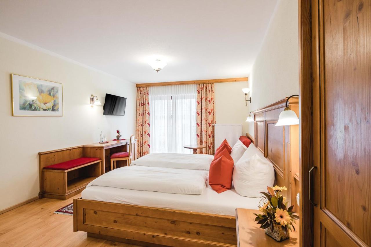 Hotel Bayrischer Loewe Osterhofen Buitenkant foto