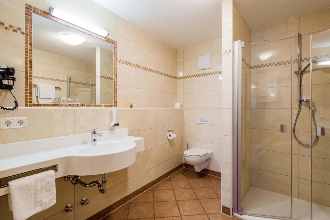 Hotel Bayrischer Loewe Osterhofen Buitenkant foto