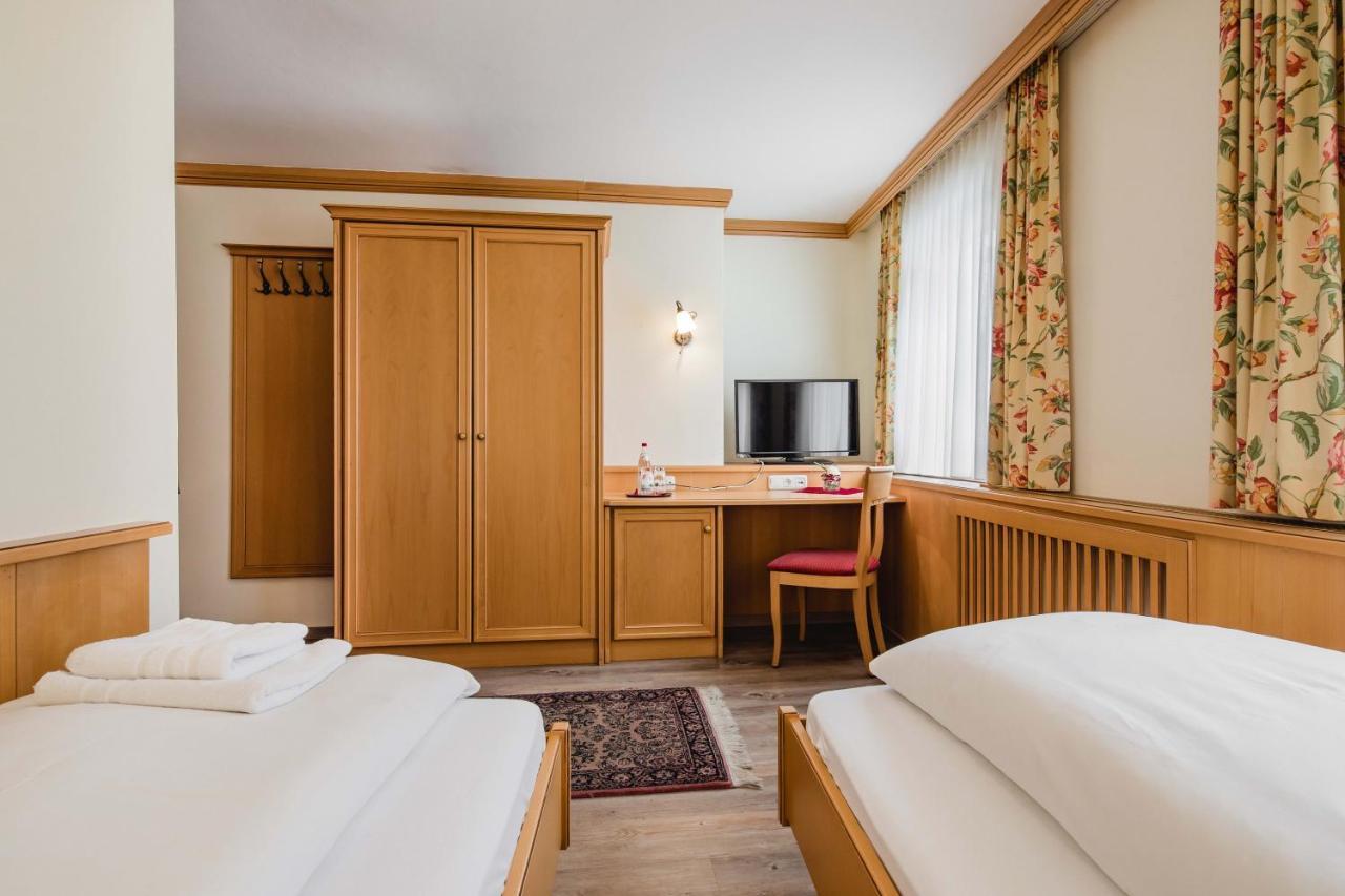 Hotel Bayrischer Loewe Osterhofen Buitenkant foto