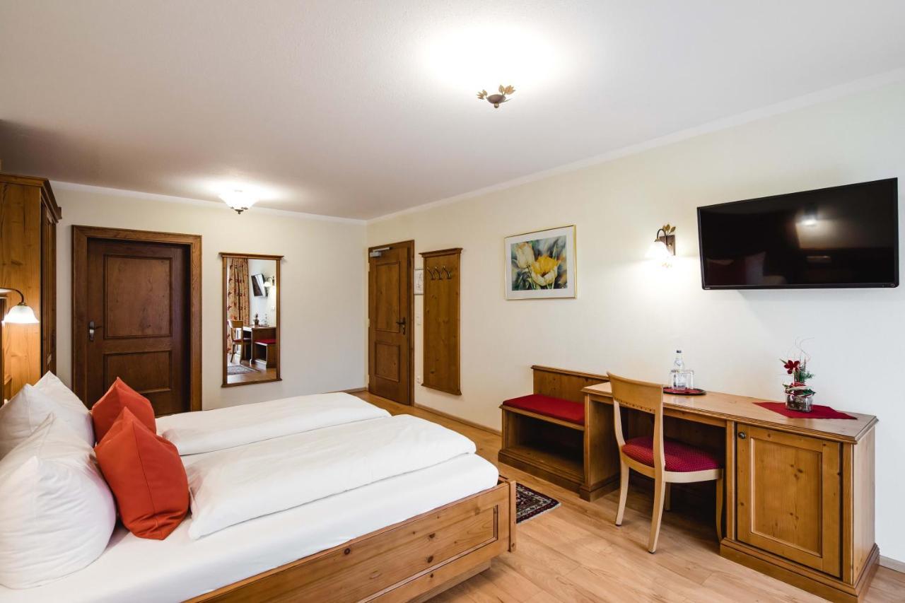 Hotel Bayrischer Loewe Osterhofen Buitenkant foto