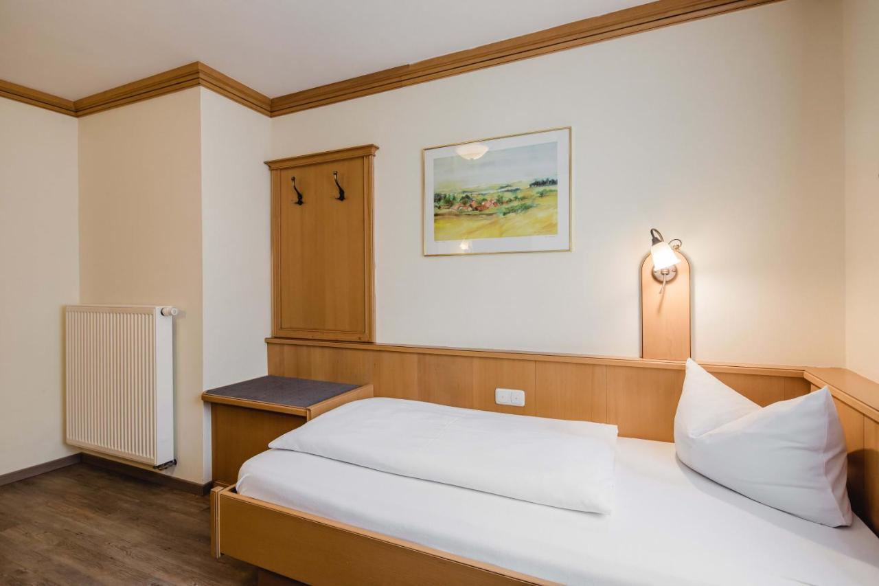 Hotel Bayrischer Loewe Osterhofen Buitenkant foto