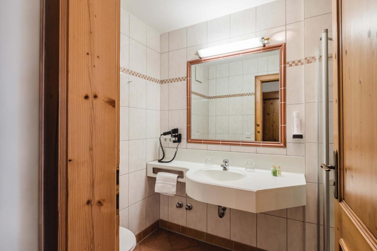 Hotel Bayrischer Loewe Osterhofen Buitenkant foto