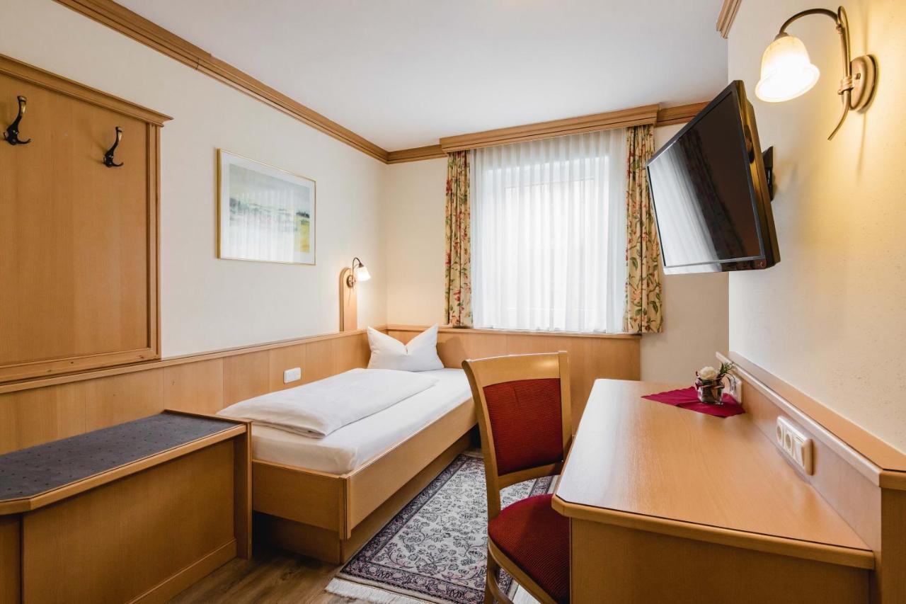 Hotel Bayrischer Loewe Osterhofen Buitenkant foto