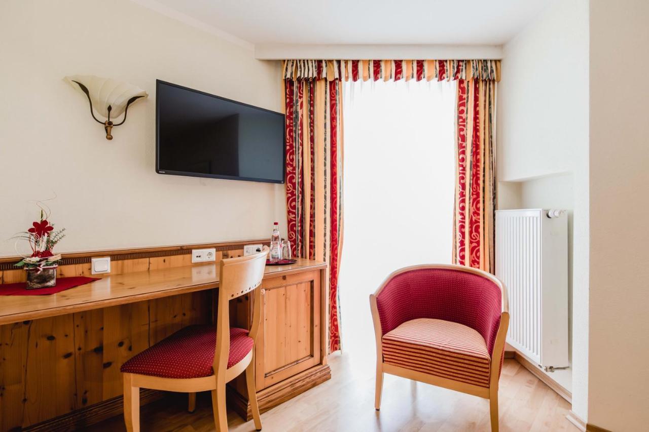 Hotel Bayrischer Loewe Osterhofen Buitenkant foto