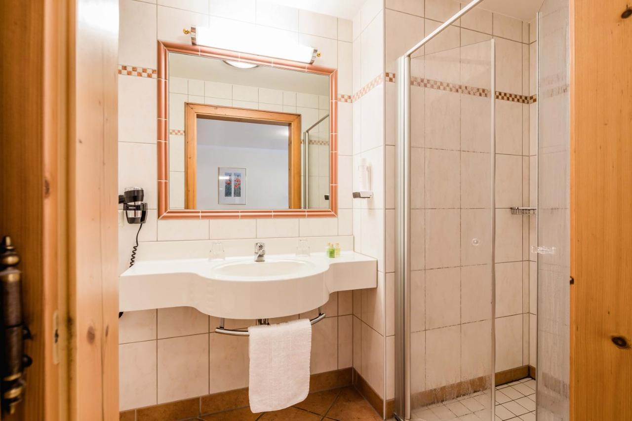 Hotel Bayrischer Loewe Osterhofen Buitenkant foto