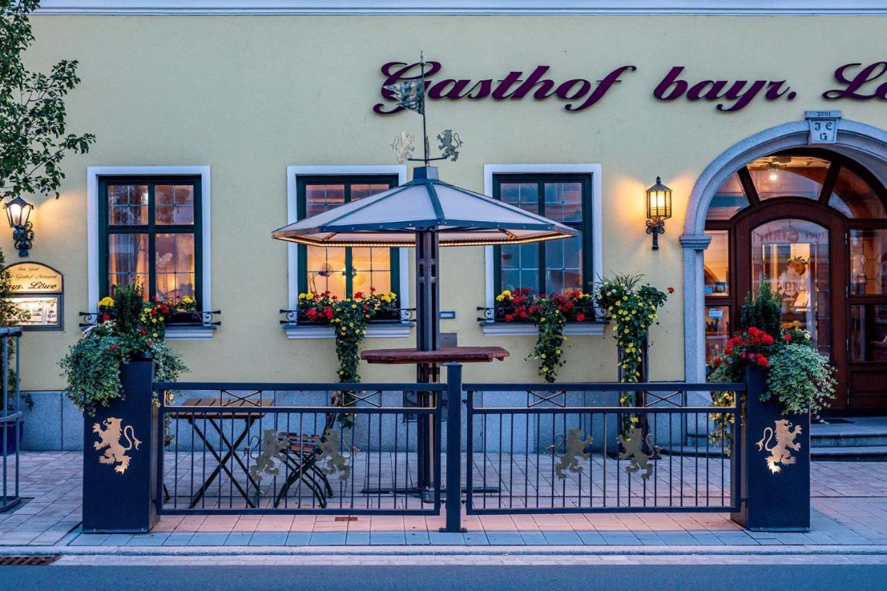 Hotel Bayrischer Loewe Osterhofen Buitenkant foto