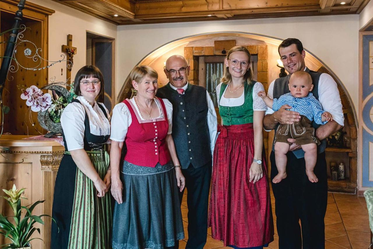 Hotel Bayrischer Loewe Osterhofen Buitenkant foto