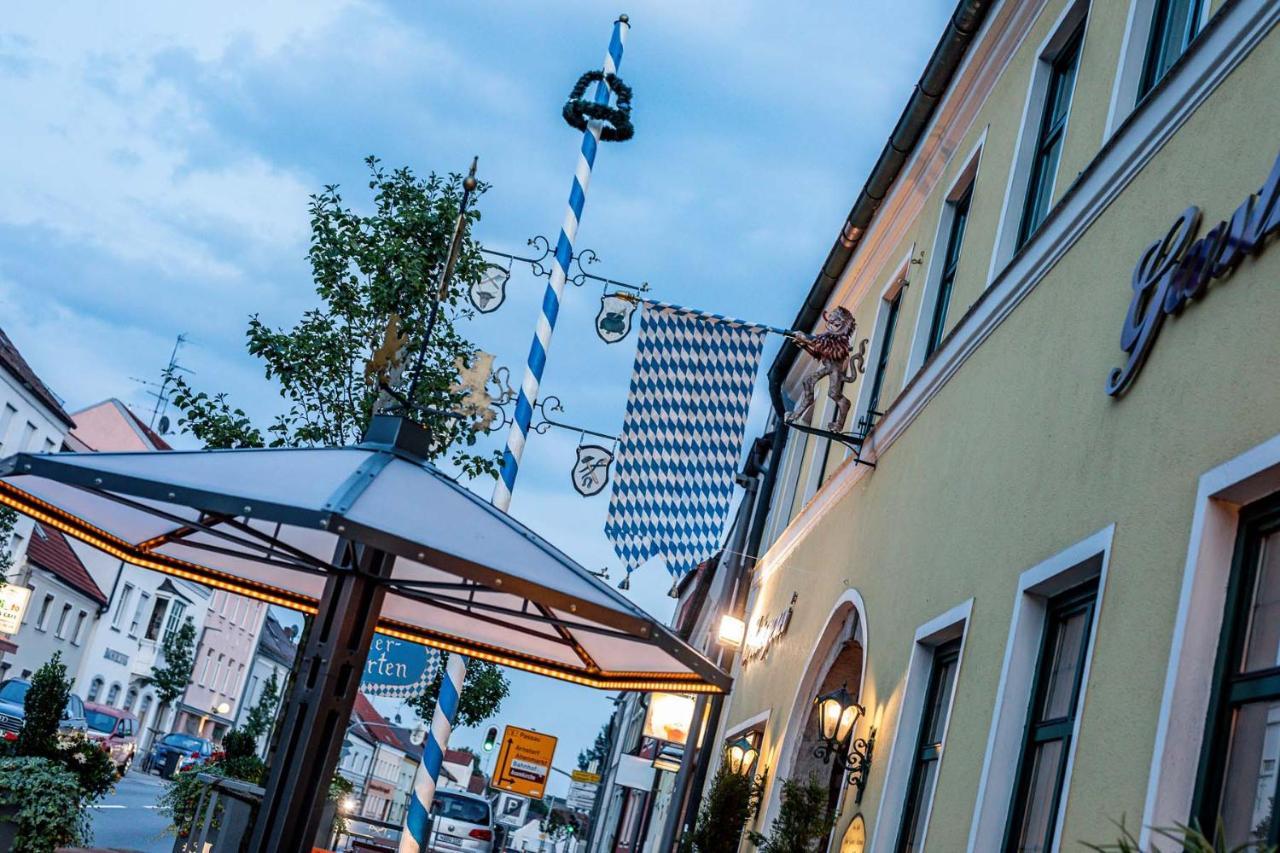 Hotel Bayrischer Loewe Osterhofen Buitenkant foto