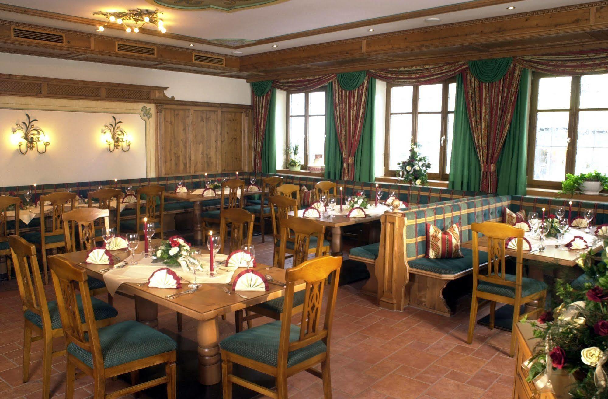Hotel Bayrischer Loewe Osterhofen Buitenkant foto