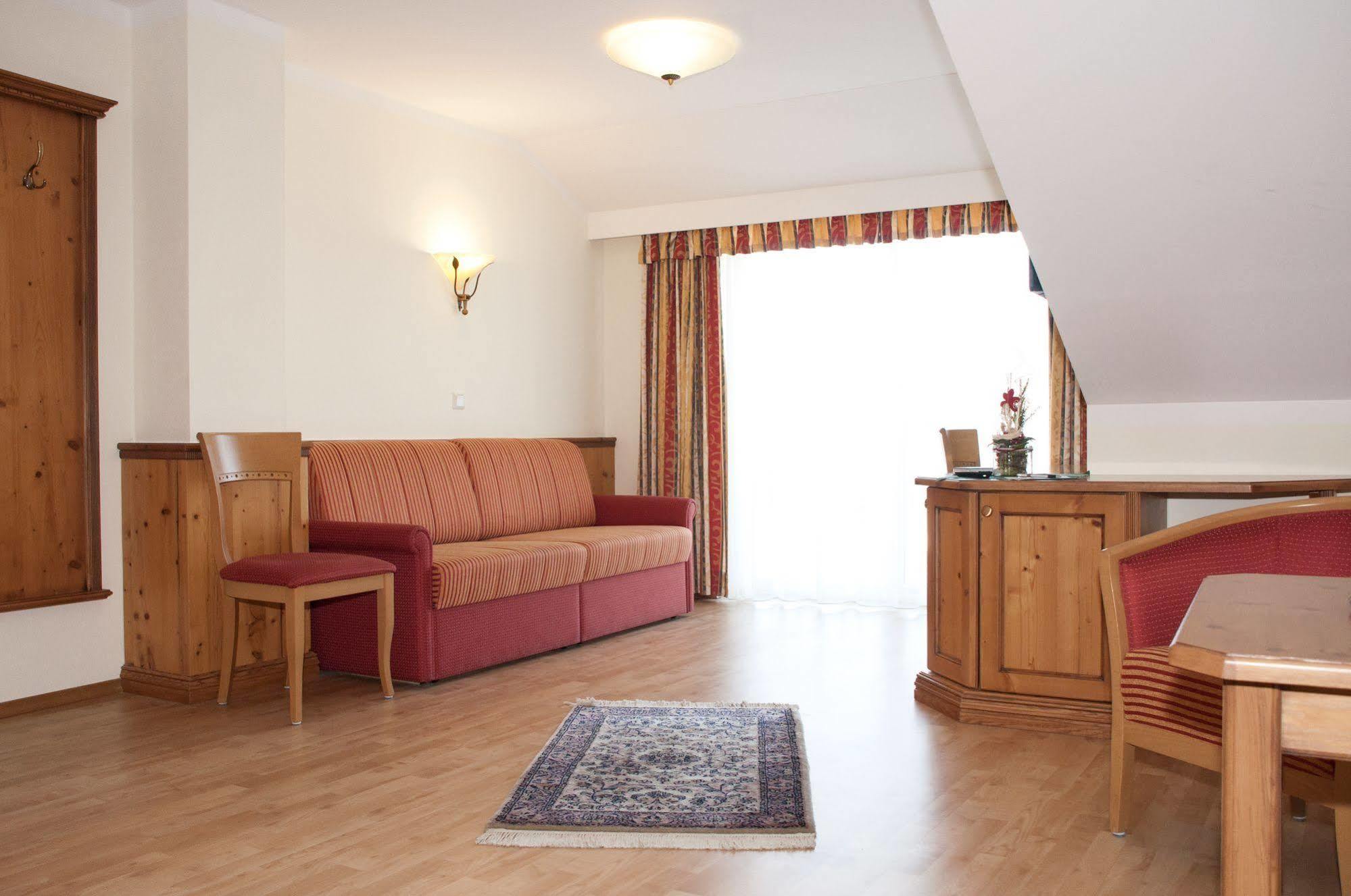 Hotel Bayrischer Loewe Osterhofen Buitenkant foto