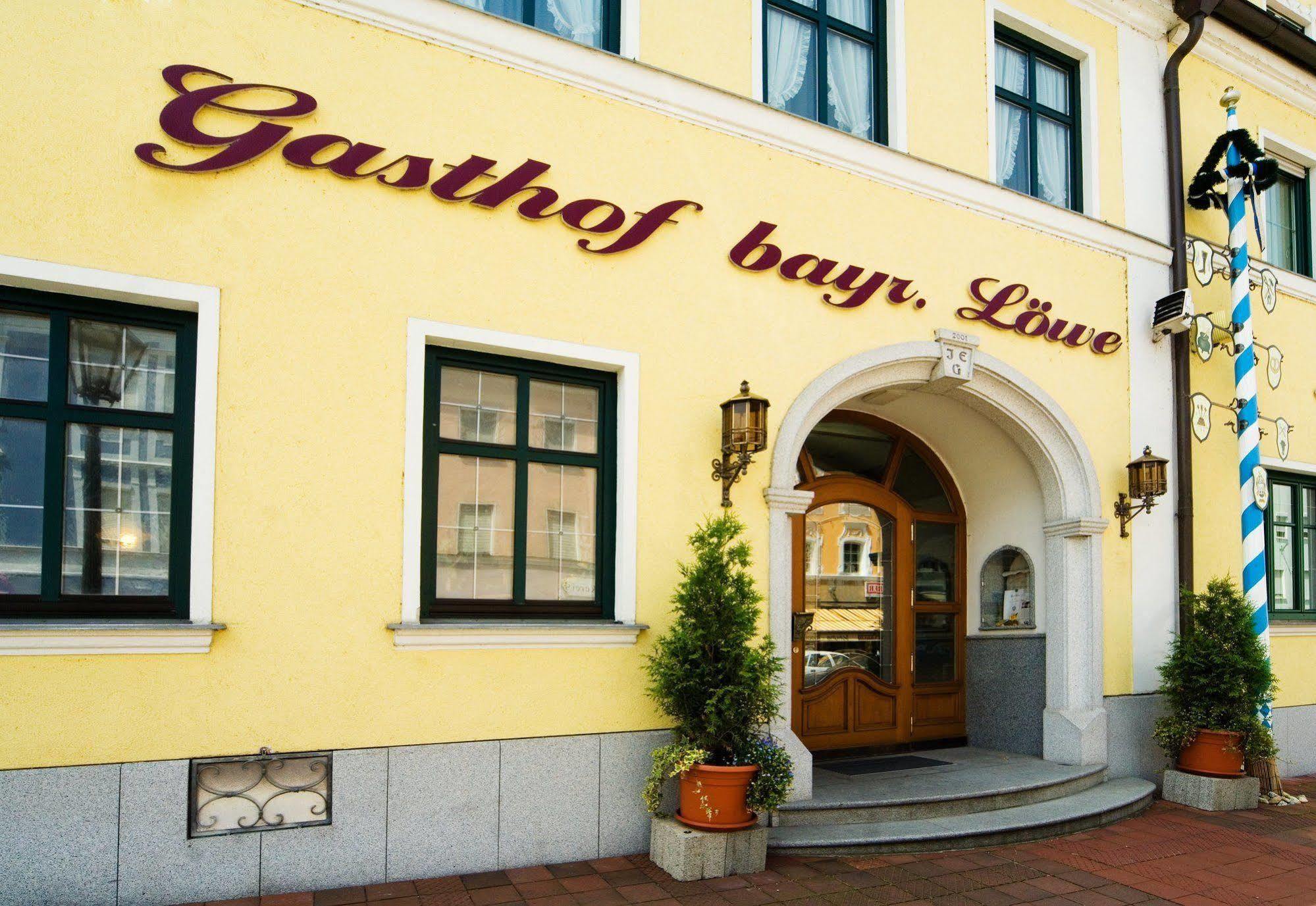 Hotel Bayrischer Loewe Osterhofen Buitenkant foto