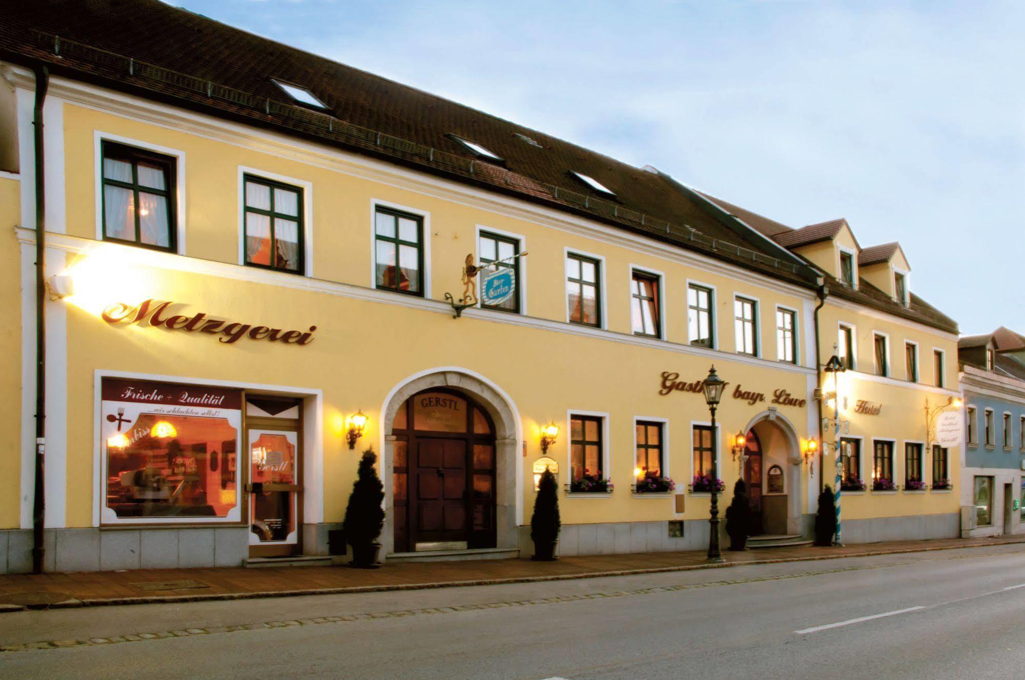 Hotel Bayrischer Loewe Osterhofen Buitenkant foto