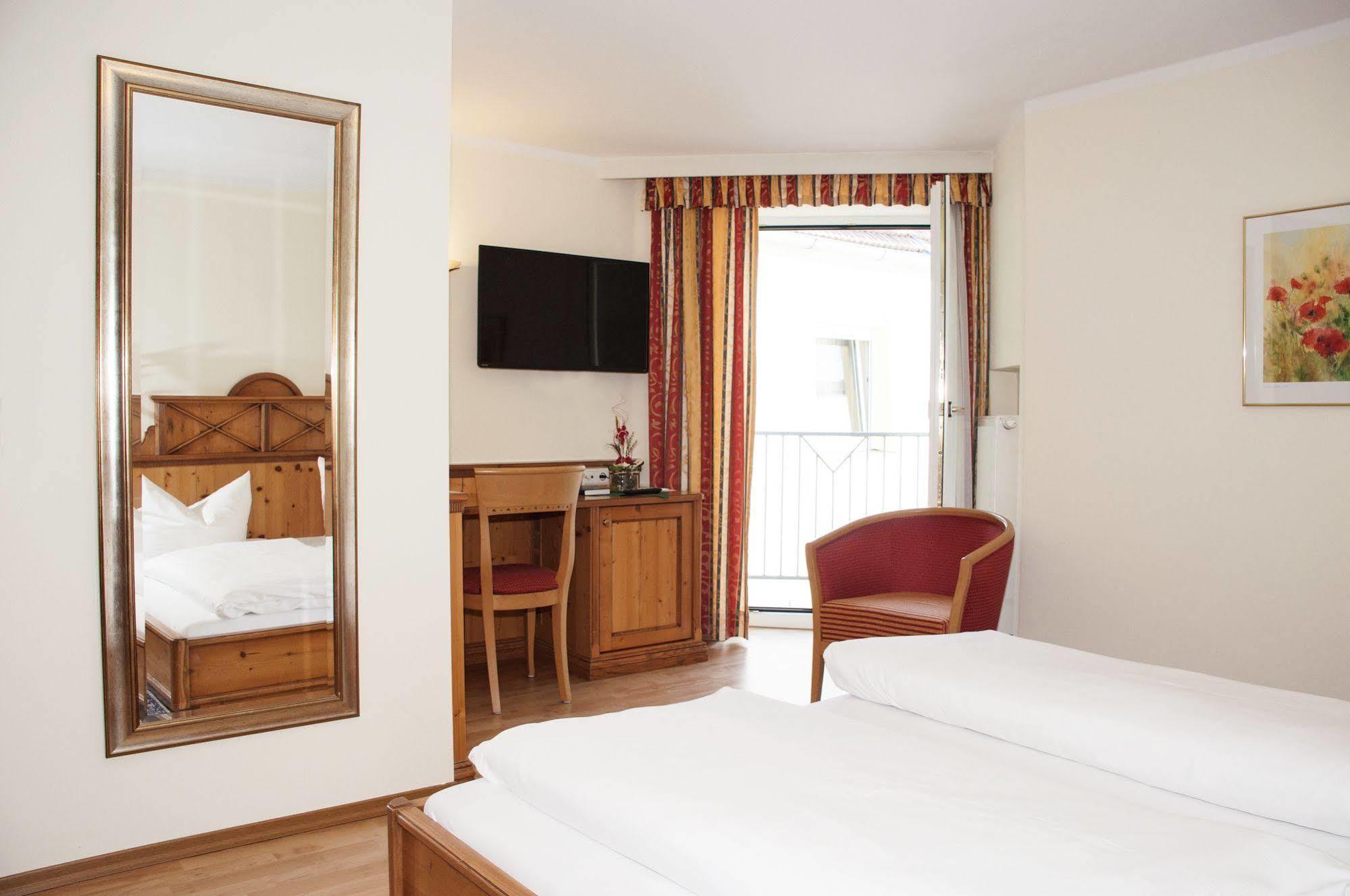 Hotel Bayrischer Loewe Osterhofen Buitenkant foto